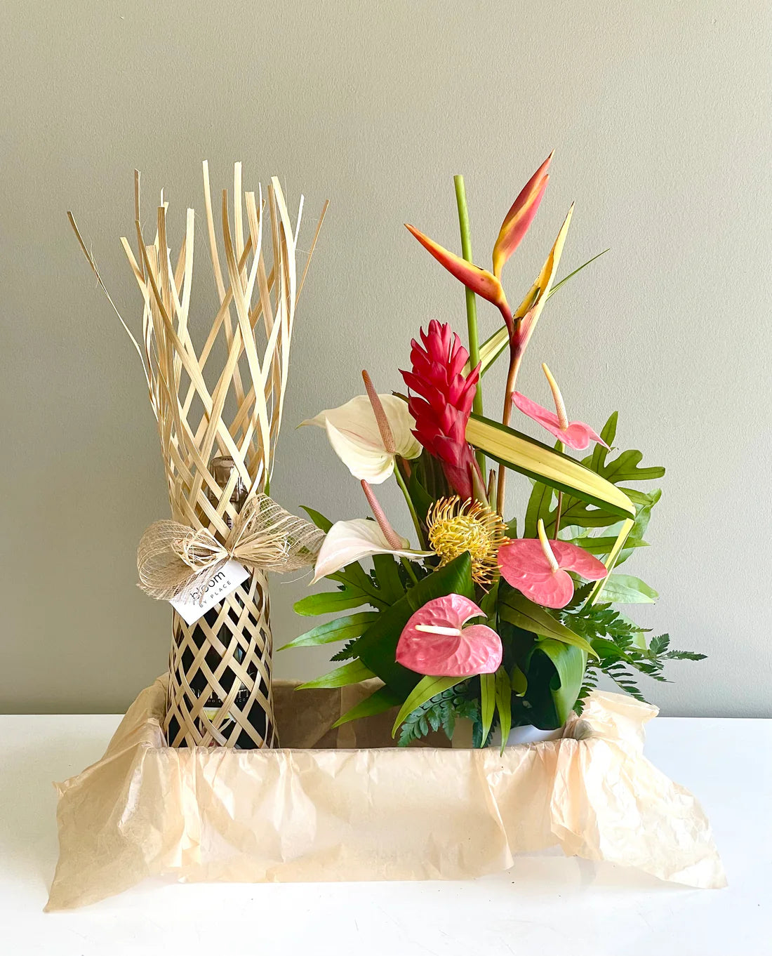 Medium Flower Arrangement & 1 Bottle of Prosecco